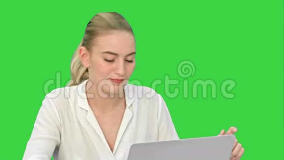 庆祝成功兴奋的商务女性开始跳舞在绿色屏幕上的笔记本电脑上工作Chroma键视频的预览图