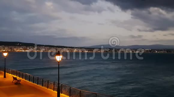 希腊卢特拉基市夜景一个著名的旅游目的地视频的预览图