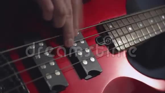 吉他手曲着旋律视频的预览图
