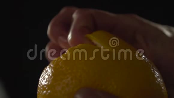 手指从橙色特写中剥离视频的预览图