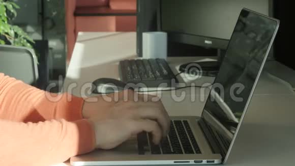 人在笔记本电脑键盘上打字视频的预览图