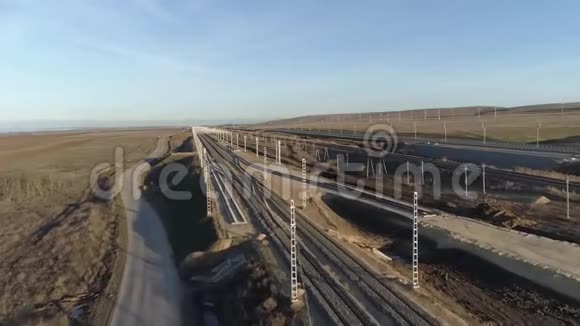 铁路铁路的栏杆和枕木是从上面看到的视频的预览图