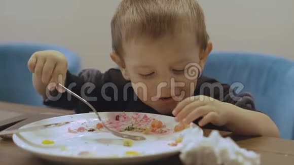 小有趣的男孩大眼睛吃菜不称职4K视频的预览图