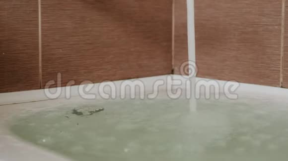 强烈的水流涌入浴缸水涌出浴缸溢出视频的预览图