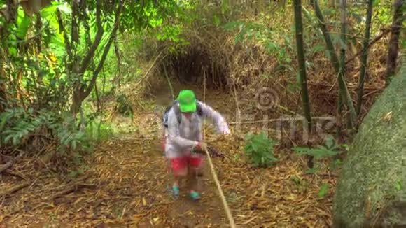 在西米兰群岛的丛林深处徒步旅行视频的预览图