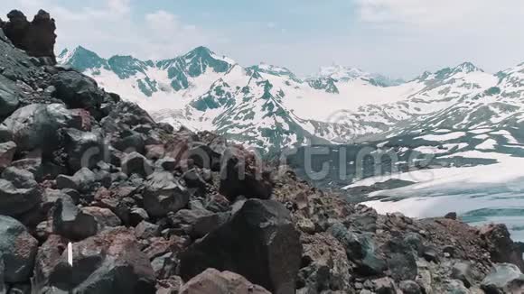 神奇自然的空中拍摄雪岩峰景观视频的预览图