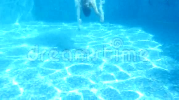 孩子们在水下游泳长发女孩潜入水中4k慢动作视频的预览图
