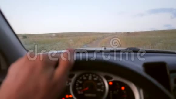 草原田人驾驶汽车的POV离道高清慢速运动旅行录像克里米亚俄罗斯视频的预览图