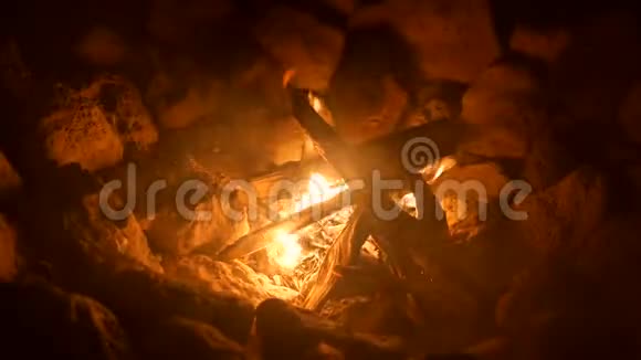 美丽的燃烧营火在海滩上4K视频的预览图