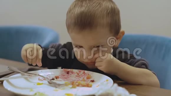 小有趣的男孩大眼睛吃菜不称职4K视频的预览图