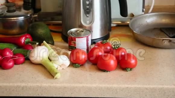 厨房里的新鲜蔬菜视频的预览图