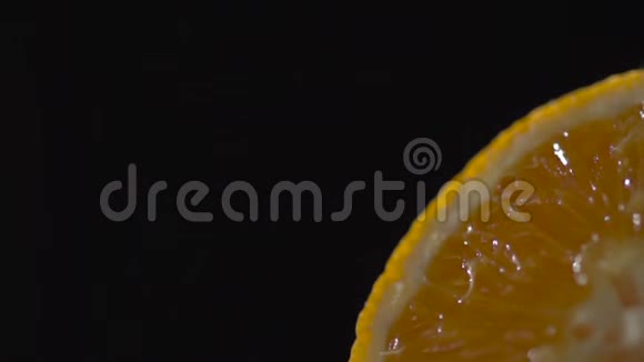 那只手从半个桔子里榨出果汁视频的预览图