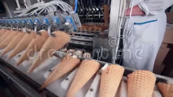 制作过程中的冰淇淋锥拍摄没有脸高清视频的预览图