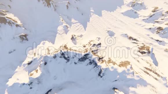 飞越雪山上空视频的预览图