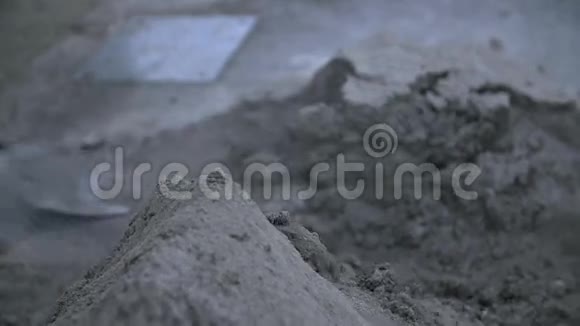 水在沙子周围扩散视频的预览图