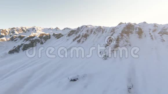 飞越雪山上空视频的预览图