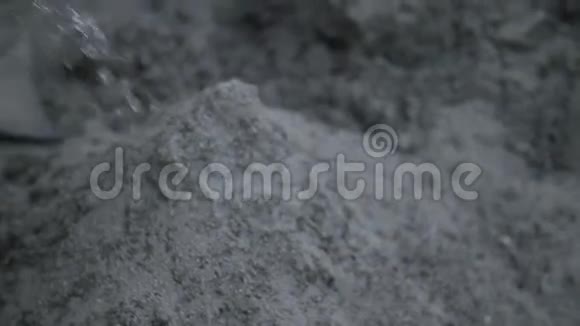 用水喷洒石灰和沙子视频的预览图