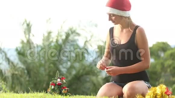 戴着圣诞帽装饰的女孩带着铃铛过圣诞节视频的预览图