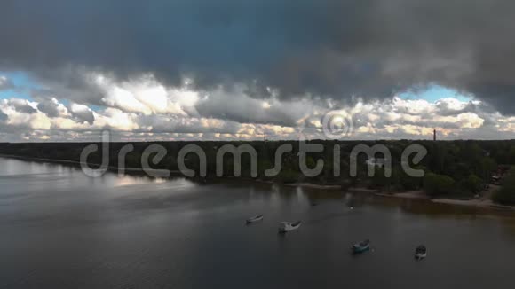 空中疯狂的生动的阳光明媚的天空在波罗的海海湾上空飞翔美丽的自然云景观视频的预览图