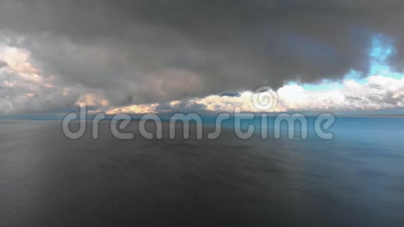 空中疯狂的生动的阳光明媚的天空在波罗的海海湾上空飞翔美丽的自然云景观视频的预览图