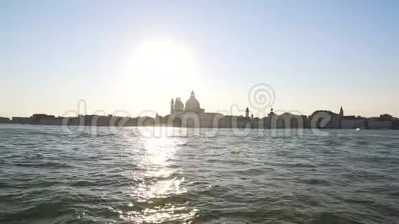 威尼斯黄金时间大运河水上之旅教堂和建筑景观视频的预览图
