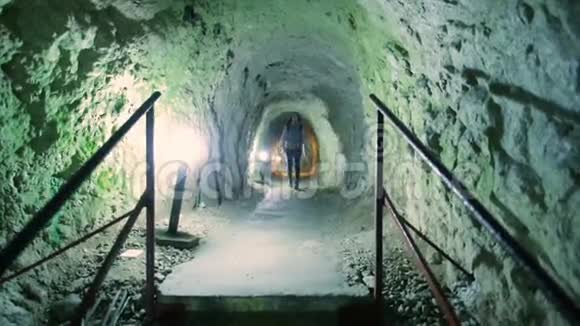石矿隧道女游客视频的预览图