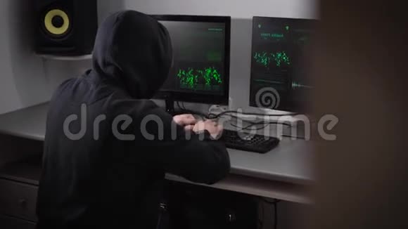 一个戴着兜帽的黑色黑客在银行网络上进行网络攻击并在这个过程中失败了加重罪视频的预览图
