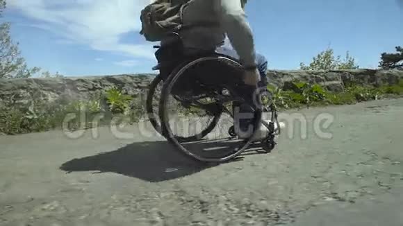 在山上坐轮椅的人视频的预览图