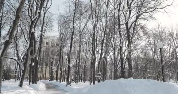戈梅尔白俄罗斯在阳光明媚的冬日鲁米扬塞夫帕斯克维奇宫附近的雪城公园视频的预览图