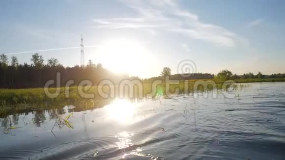 日落时湖光山色镜头耀斑高清慢镜头视频的预览图