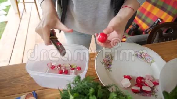 女人用刀子切萝卜做沙拉烹饪新鲜健康的食物高清慢镜头视频的预览图