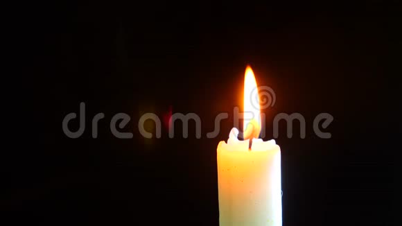 黑色蜡烛的特写熄灭了白色蜡烛的火焰从灯芯里吸出来4k慢镜头拍摄视频的预览图