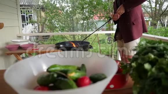 准备烧烤的人新鲜蔬菜和蔬菜在前面高清慢镜头视频的预览图