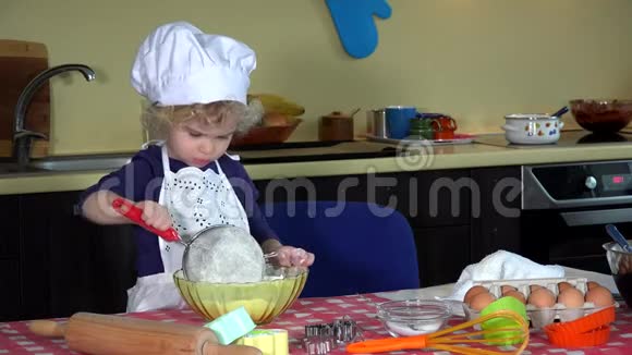 漂亮的女孩子带着厨师帽和面粉玩视频的预览图