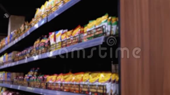 各种产品在超市的货架和货架买家选择产品视频的预览图