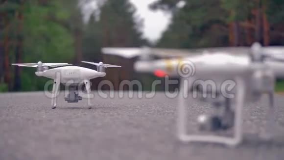 发射台上的现代四架飞机无人机起飞4K视频的预览图