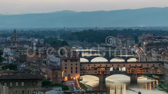 佛罗伦萨日落时从PiazzaleMichelangelo出发的PonteVecchio的阿尔诺河白天到夜晚的景色视频的预览图