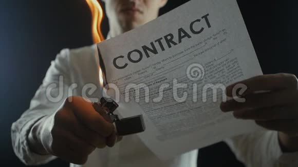 一个人的特写会烧掉一份合同文件销毁证券中断协议视频的预览图