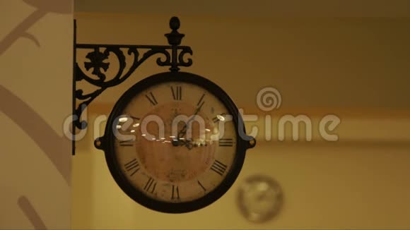 古典和现代设计的挂钟视频的预览图