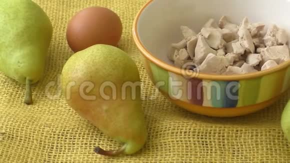 新鲜酵母新鲜的有机梨在黄色的包装上视频的预览图