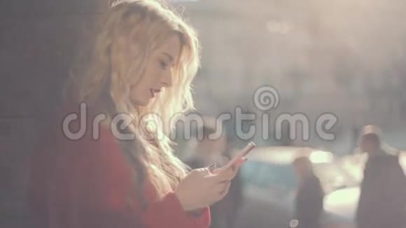 漂亮的女孩短信使用应用程序在智能手机商务女性住在商务中心附近通过智能手机进行交流视频的预览图