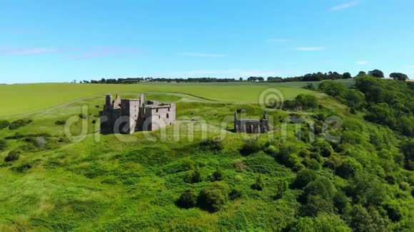 爱丁堡附近的克里希顿城堡遗址鸟瞰图视频的预览图