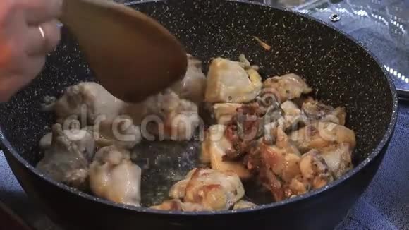 在煎锅里煮鸡肉视频的预览图