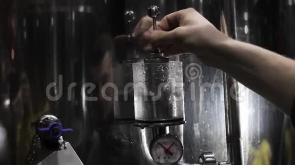 在啤酒厂做啤酒检查压力用水沸腾视频的预览图