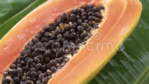半个新鲜的生的泰国热带水果洋芋瓜在香蕉叶上旋转视频的预览图
