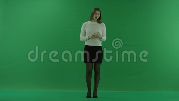 在绿屏上等人的女孩视频的预览图