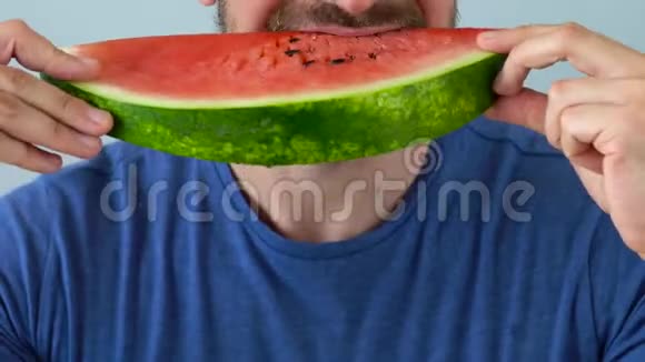 长胡子的人吃一个多汁的西瓜视频的预览图