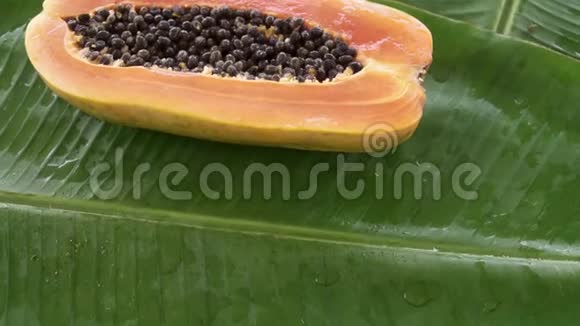 半个新鲜的生的泰国热带水果洋芋瓜在香蕉叶上旋转视频的预览图