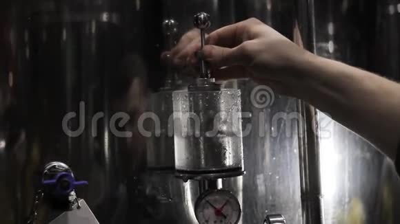 在啤酒厂做啤酒检查压力用水沸腾视频的预览图