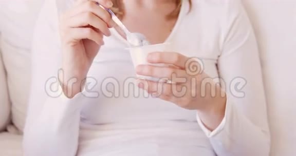 金发女人吃酸奶视频的预览图